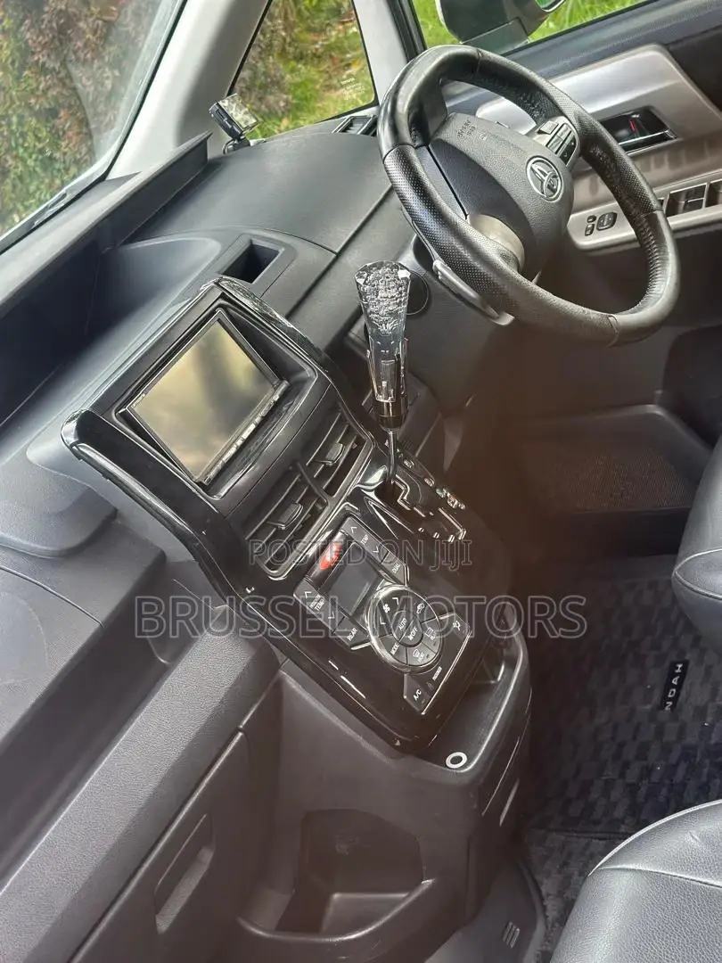 Toyota Noah 2.0 158hp FWD (7 Seater) 2012 Silver