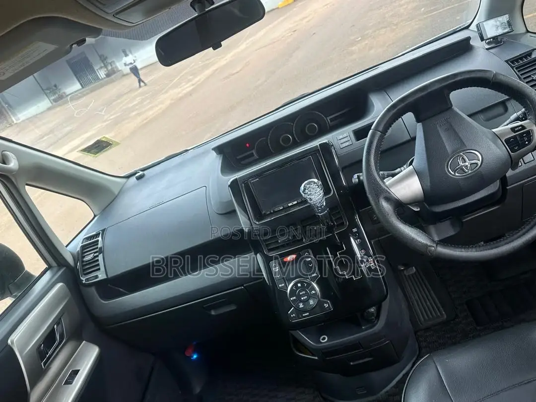 Toyota Noah 2.0 158hp FWD (7 Seater) 2012 Silver