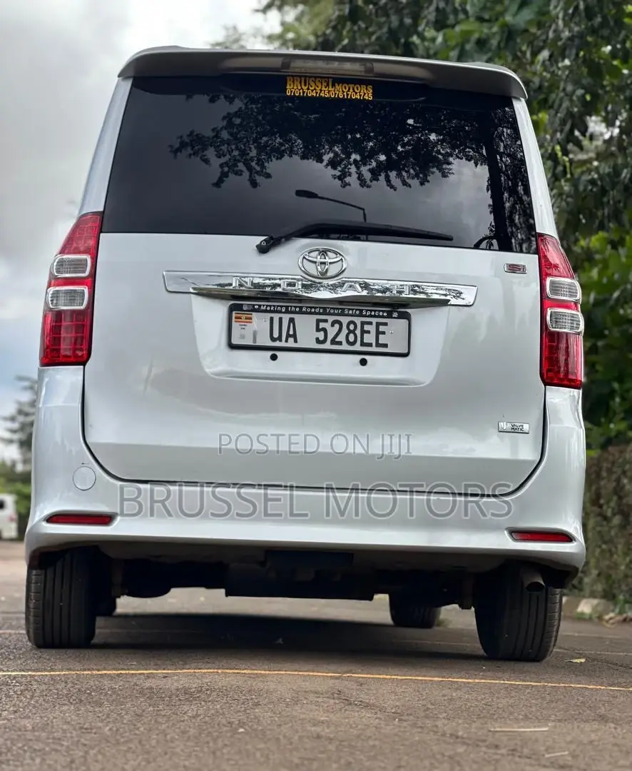 Toyota Noah 2.0 158hp FWD (7 Seater) 2012 Silver