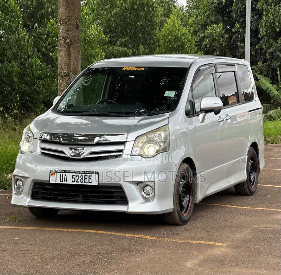 Toyota Noah 2.0 158hp FWD (7 Seater) 2012 Silver
