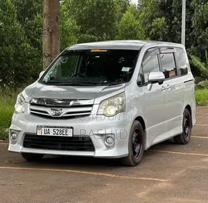 Toyota Noah 2.0 158hp FWD (7 Seater) 2012 Silver