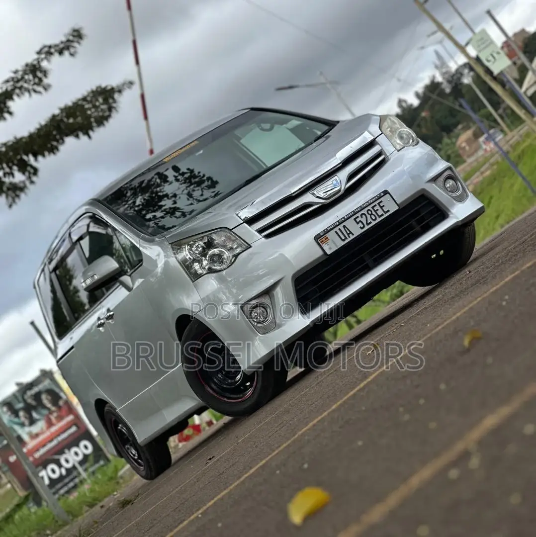 Toyota Noah 2.0 158hp FWD (7 Seater) 2012 Silver