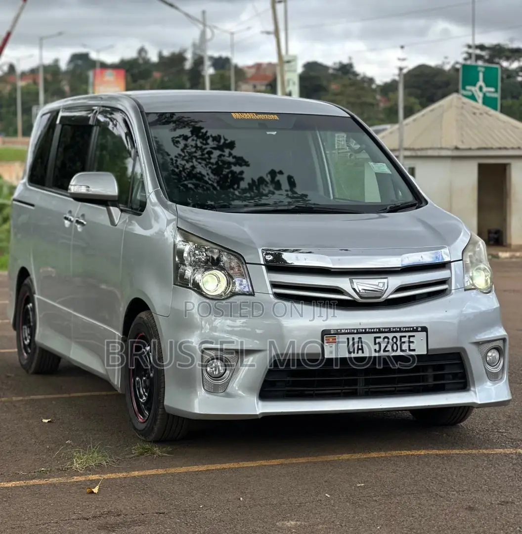 Toyota Noah 2.0 158hp FWD (7 Seater) 2012 Silver
