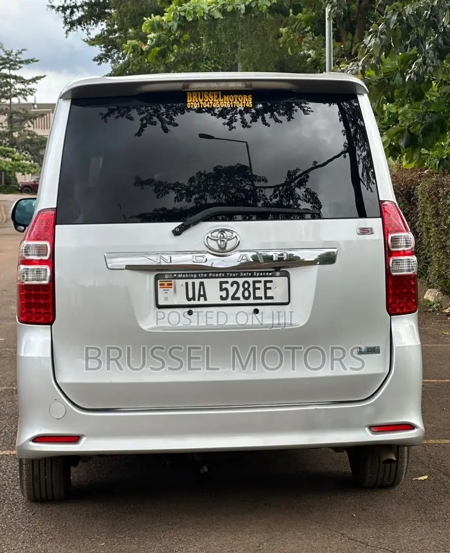 Toyota Noah 2.0 158hp FWD (7 Seater) 2012 Silver