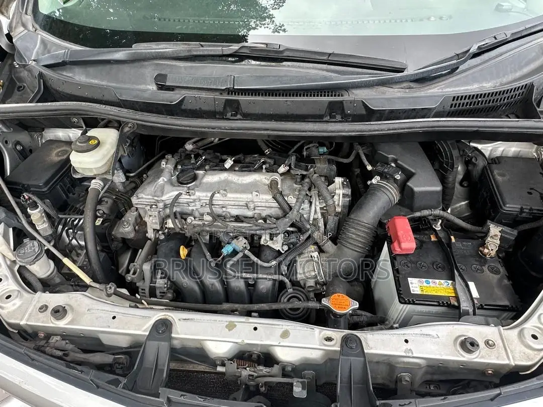Toyota Noah 2.0 158hp FWD (7 Seater) 2012 Silver