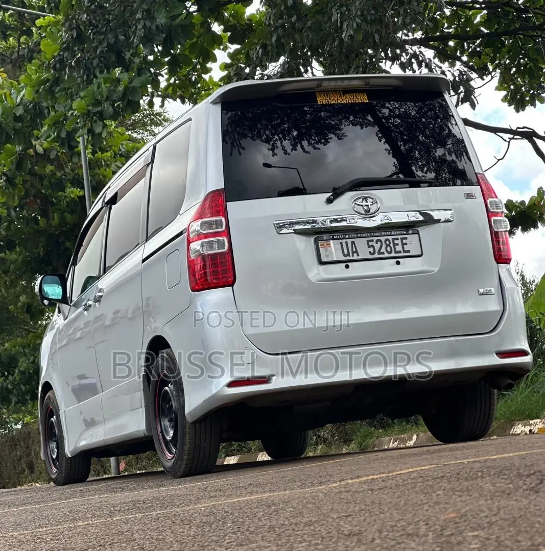 Toyota Noah 2.0 158hp FWD (7 Seater) 2012 Silver