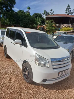 Toyota Noah 2.0 143hp AWD (7 Seater) 2009 White