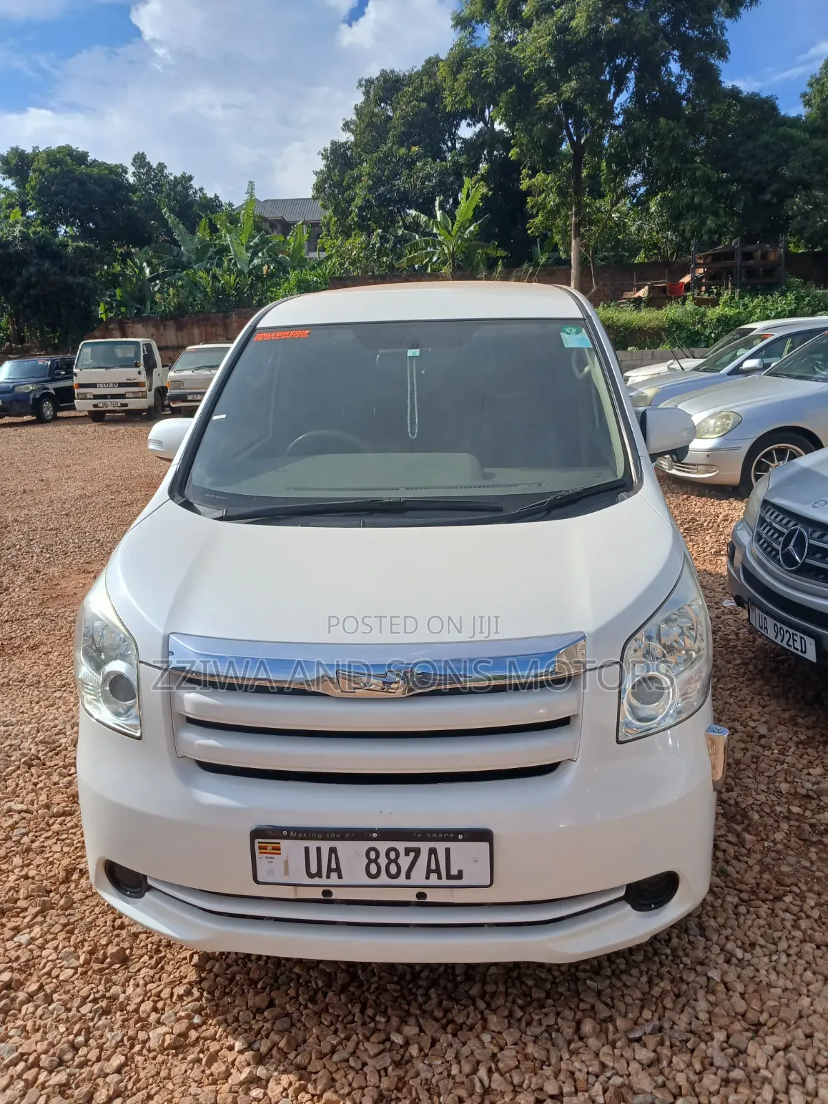 Toyota Noah 2.0 143hp AWD (7 Seater) 2009 White