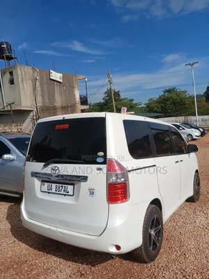 Toyota Noah 2.0 143hp AWD (7 Seater) 2009 White