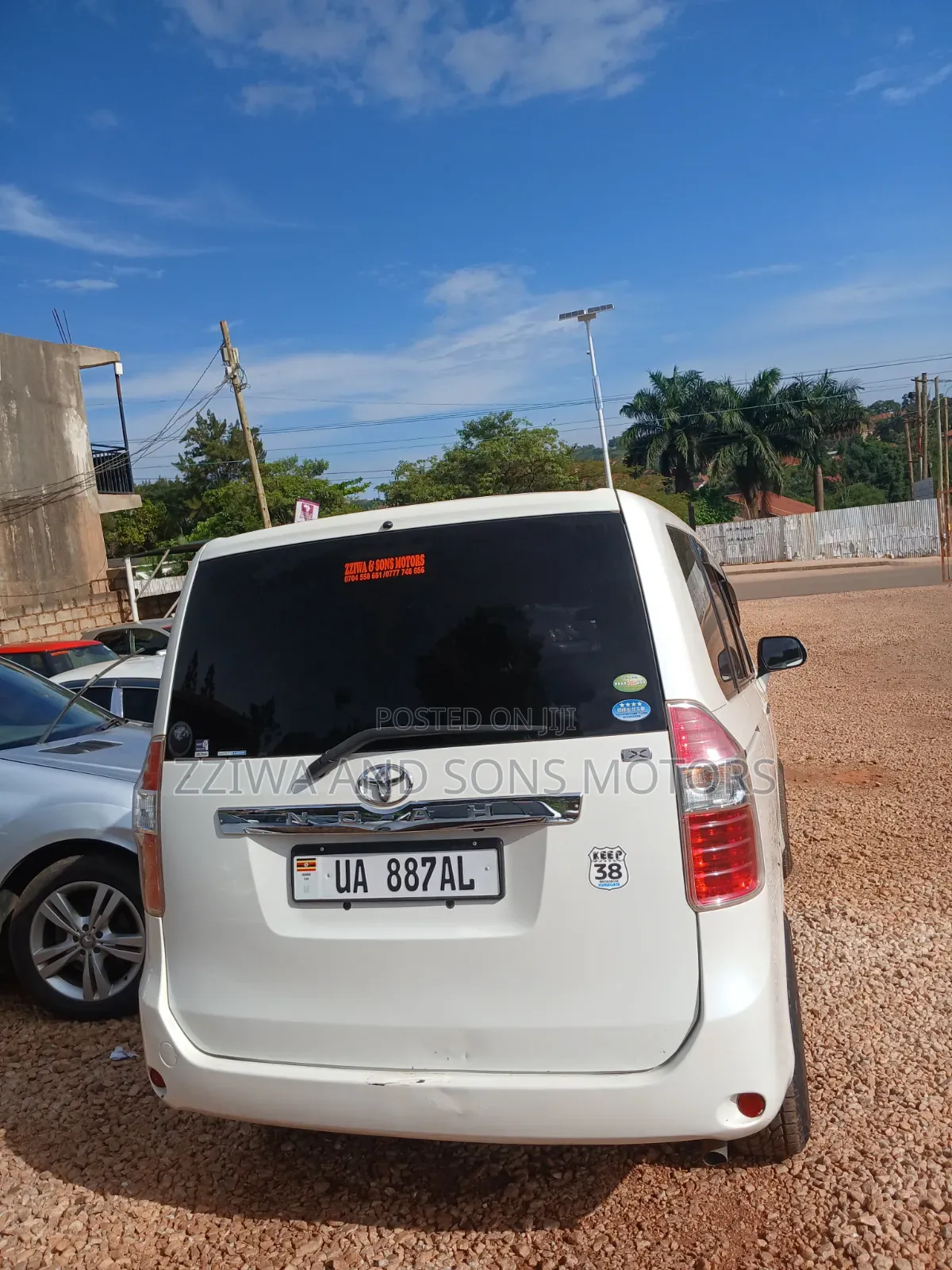 Toyota Noah 2.0 143hp AWD (7 Seater) 2009 White