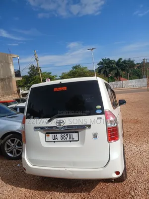 Toyota Noah 2.0 143hp AWD (7 Seater) 2009 White