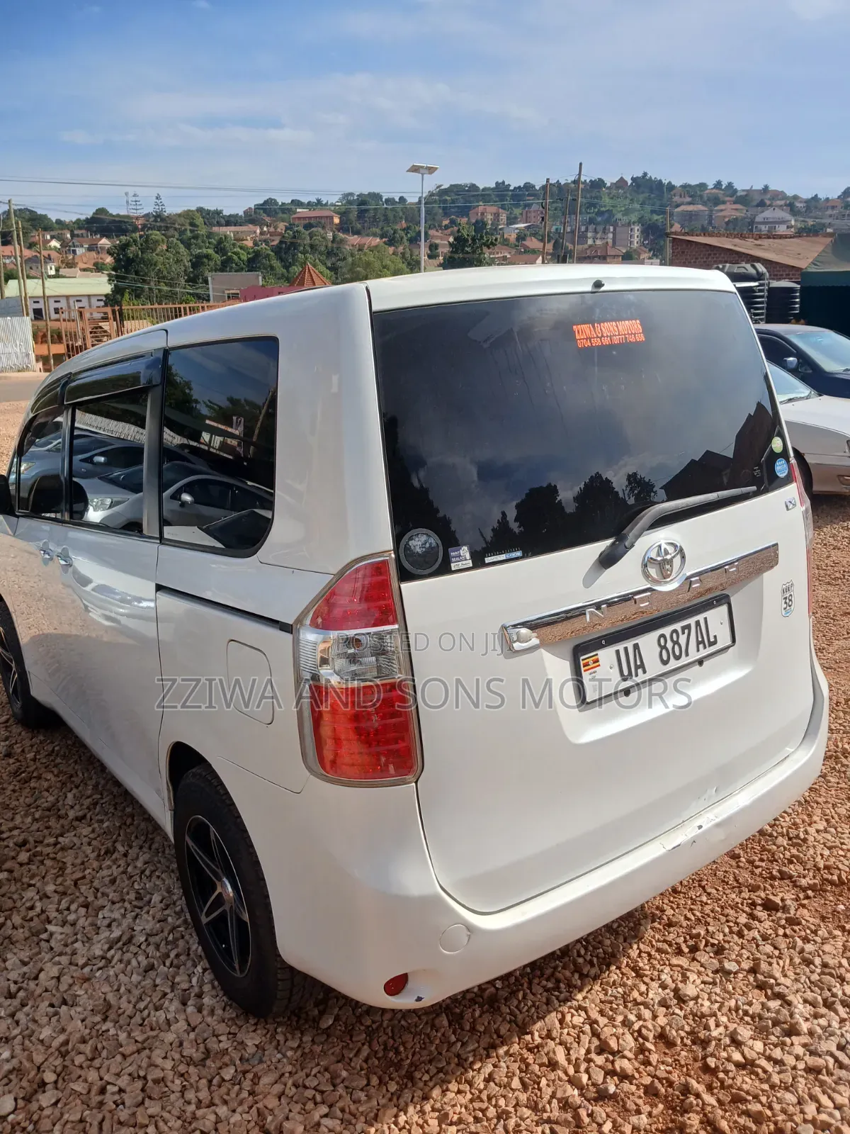 Toyota Noah 2.0 143hp AWD (7 Seater) 2009 White