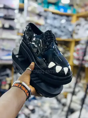 Stylish Black Patent Leather Platform Loafers – Modern Design