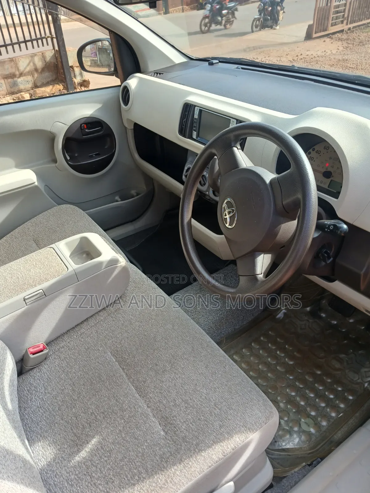 Toyota Passo 1.3 FWD 2014 Maroon