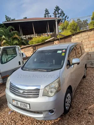 Toyota Noah 2010 Silver
