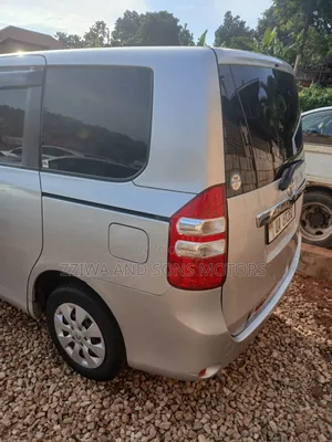 Toyota Noah 2010 Silver