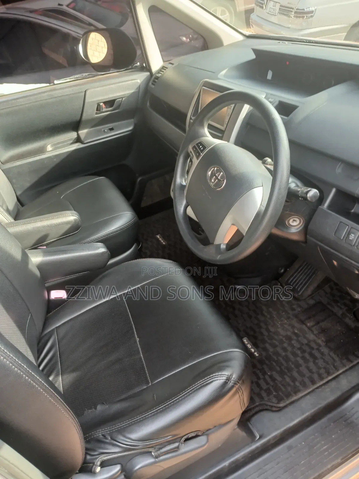 Toyota Noah 2010 Silver