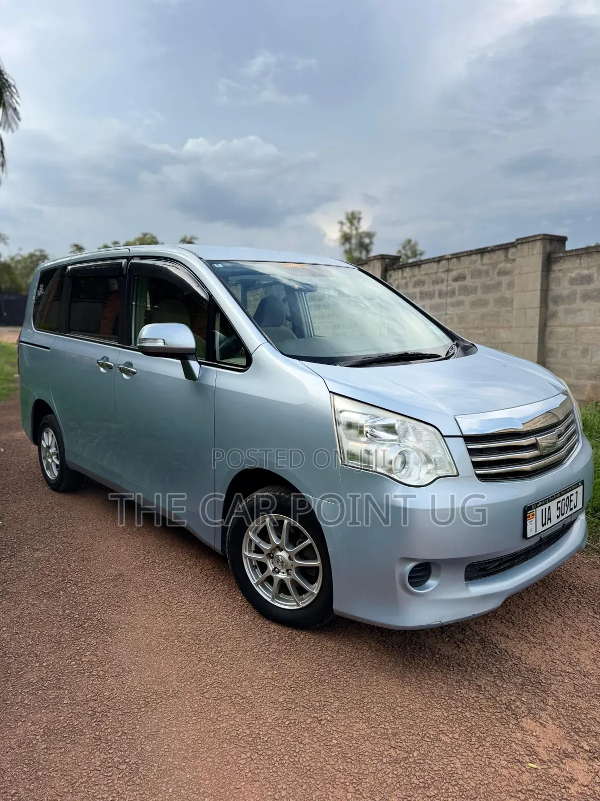 Toyota Noah 2012 Blue