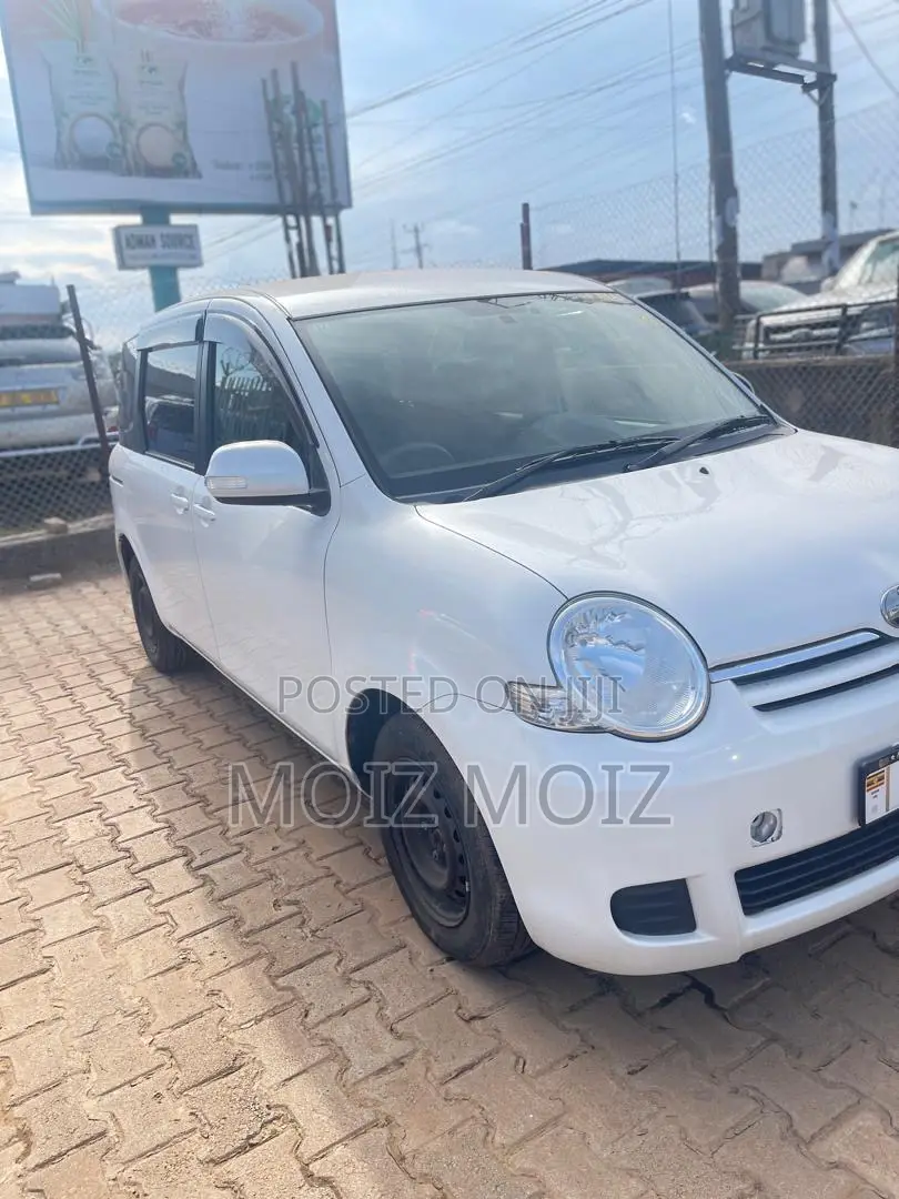 Toyota Sienta 2011 White