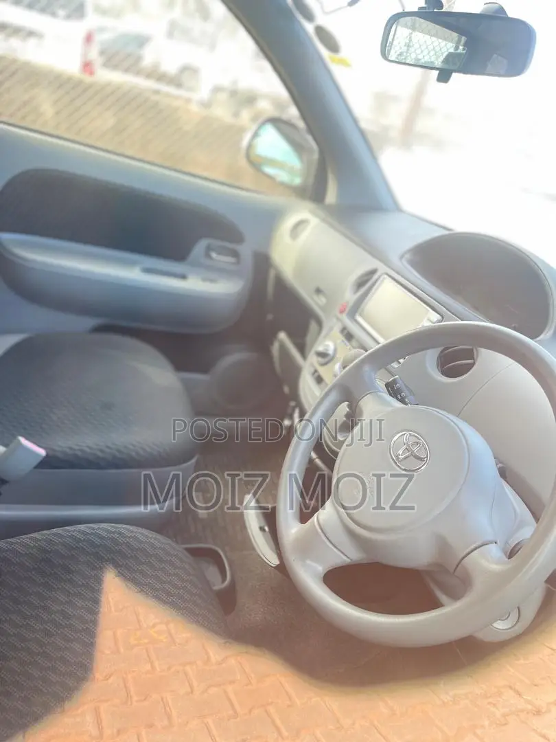 Toyota Sienta 2011 White
