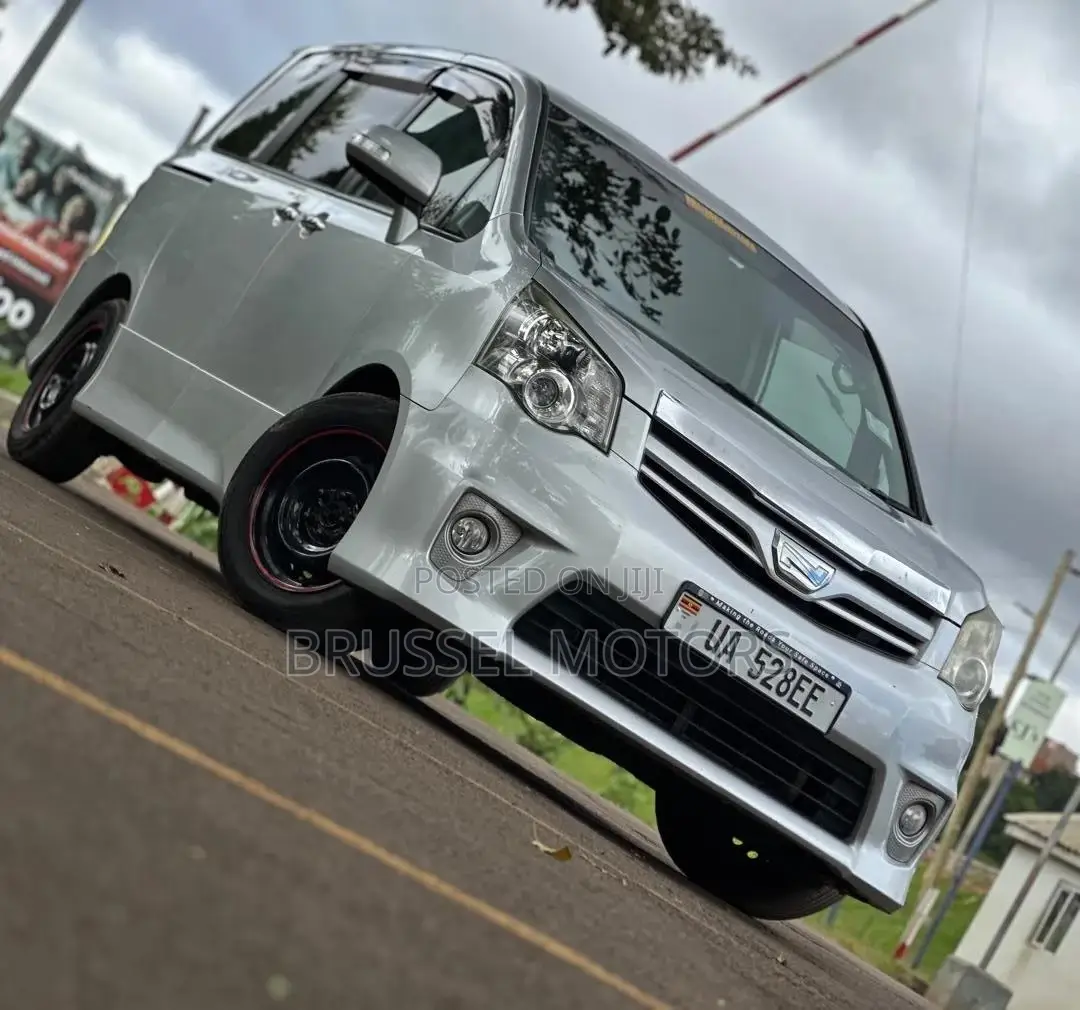Toyota Noah 2.0 158hp FWD (7 Seater) 2012 Silver