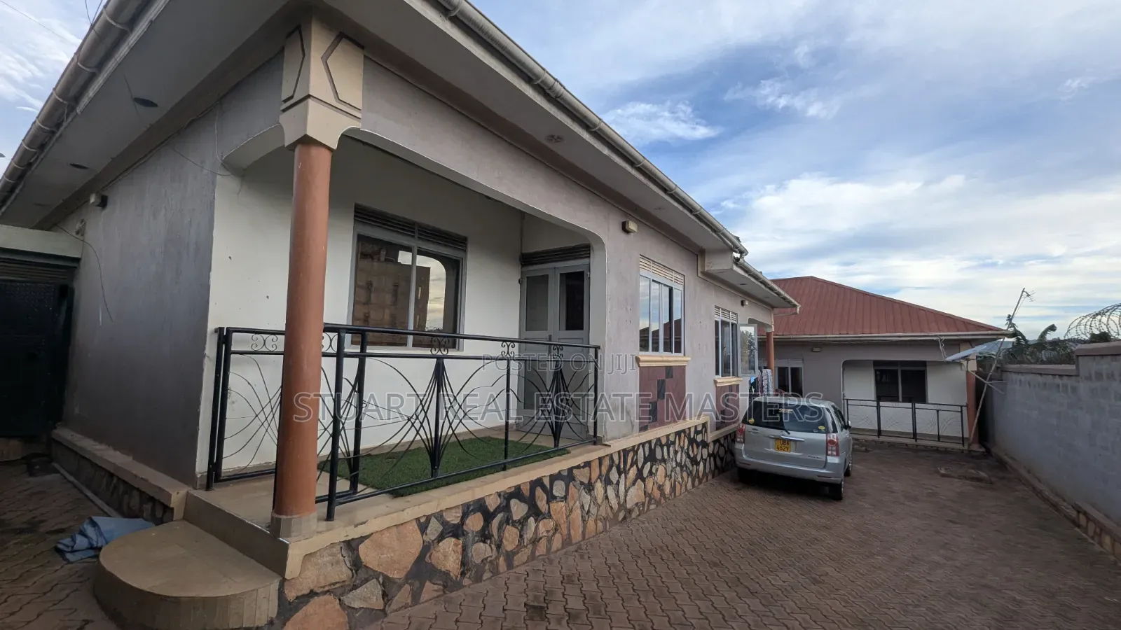 8bdrm House in Makindye for sale