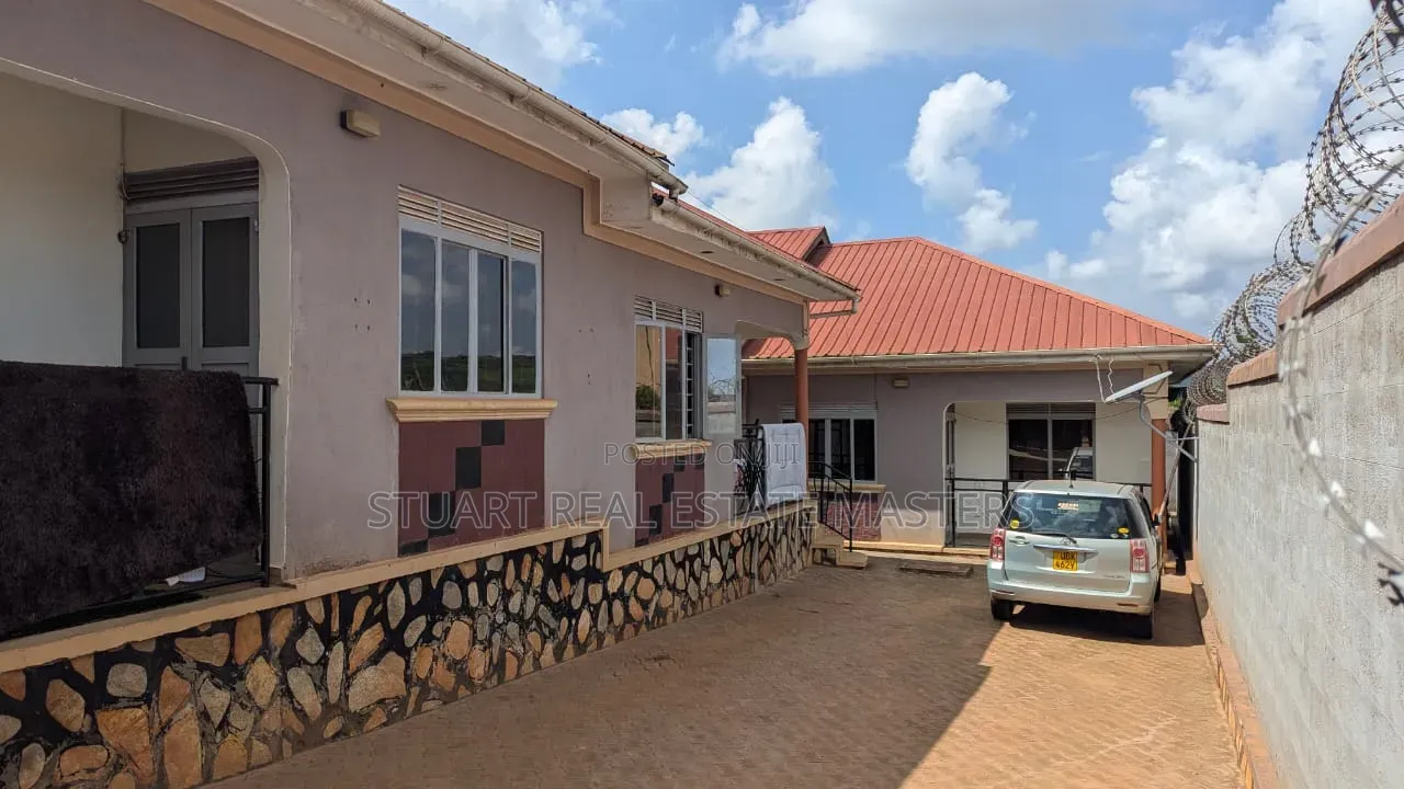 8bdrm House in Makindye for sale