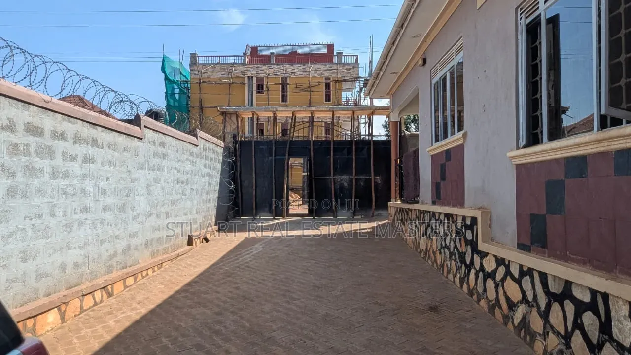 8bdrm House in Makindye for sale