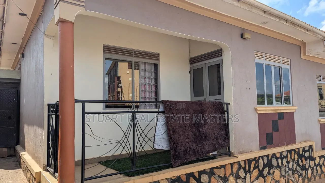 8bdrm House in Makindye for sale