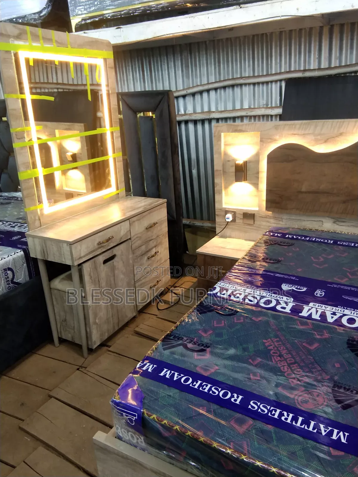 Floating Beds With Dressing Mirror on Sale at Factory Prices