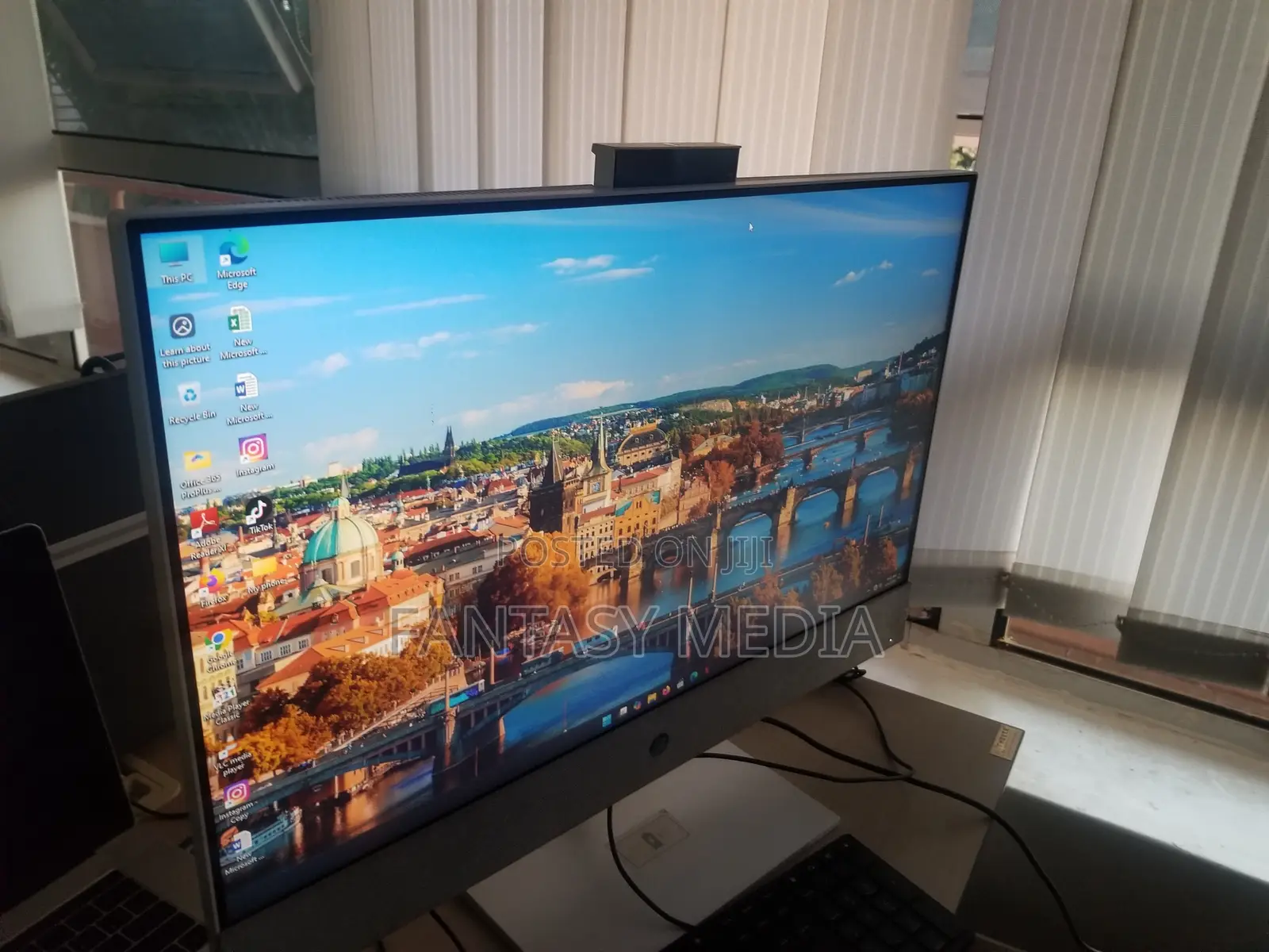 Desktop Computer HP Pavilion 27 8GB AMD Ryzen 3 SSD 256GB