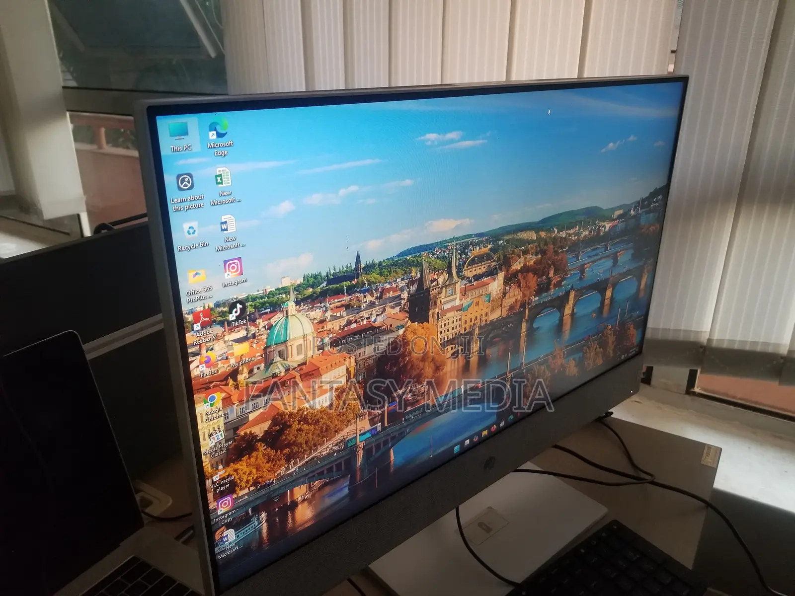 Desktop Computer HP Pavilion 27 8GB AMD Ryzen 3 SSD 256GB