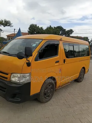 Toyota HiAce 2012 Yellow