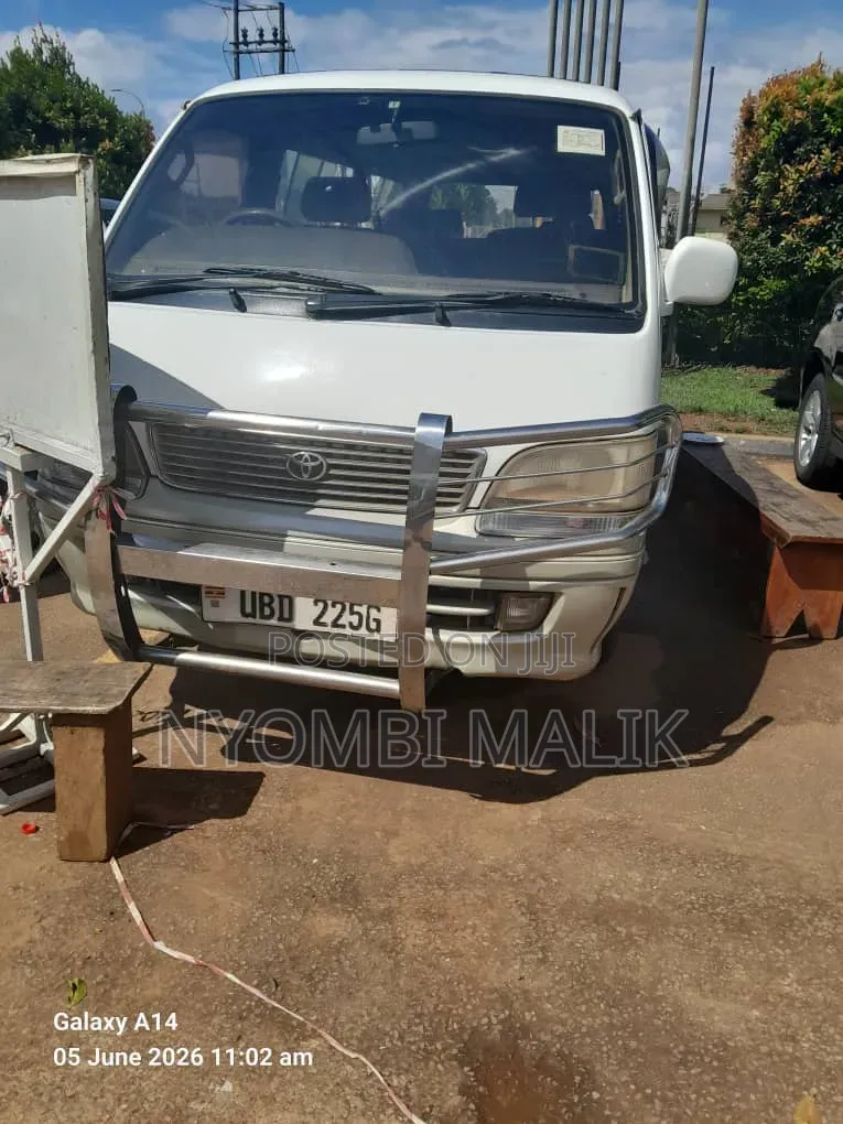 Toyota HiAce 2002 White