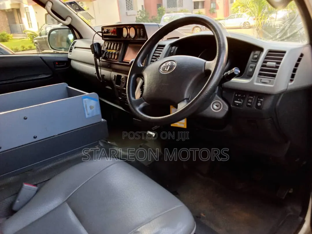 Toyota HiAce 2013 White