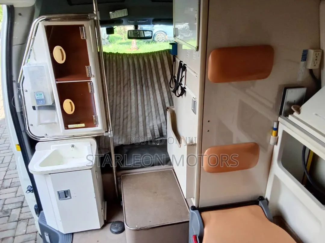 Toyota HiAce 2013 White