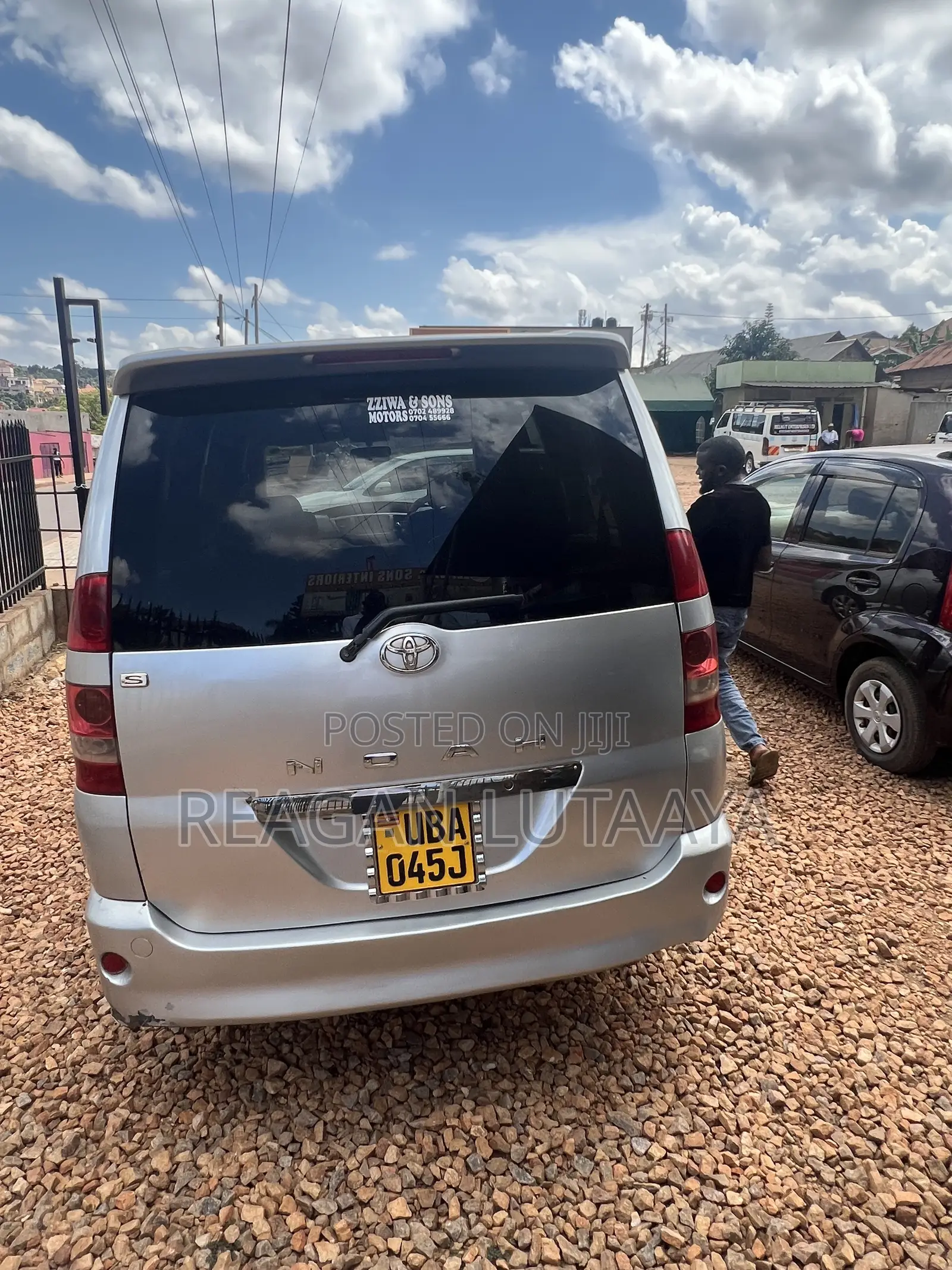 Toyota Noah 2.0 143hp FWD (7 Seater) 2008 Silver