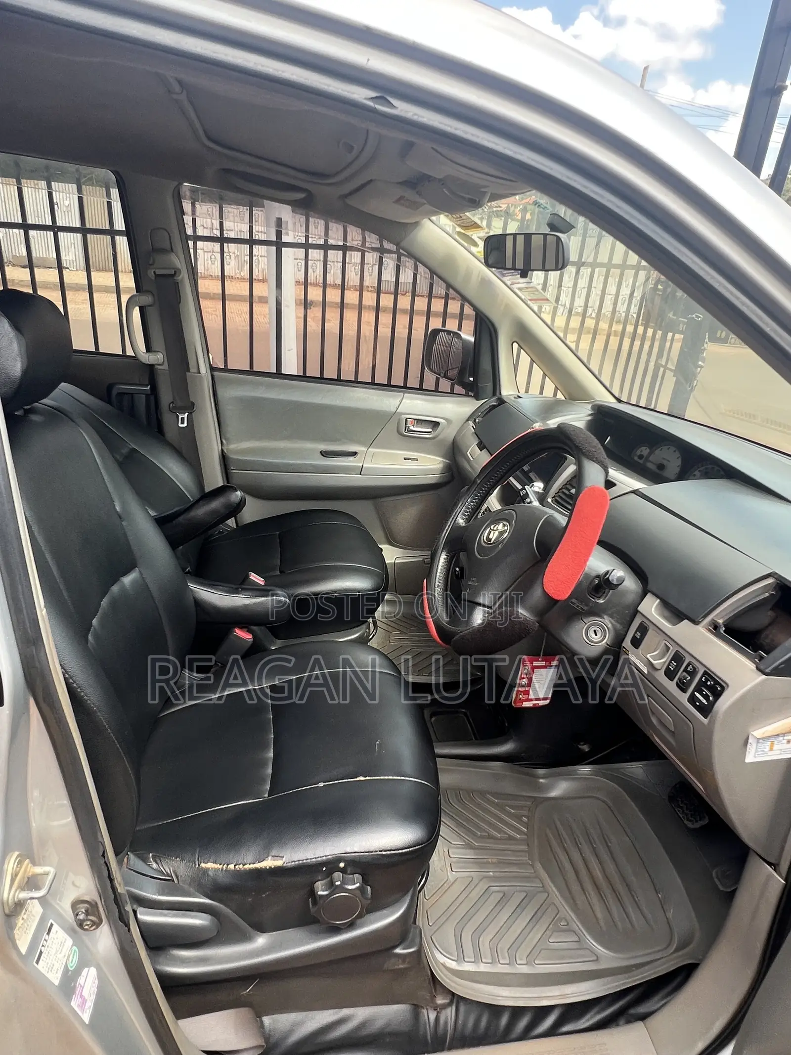 Toyota Noah 2.0 143hp FWD (7 Seater) 2008 Silver