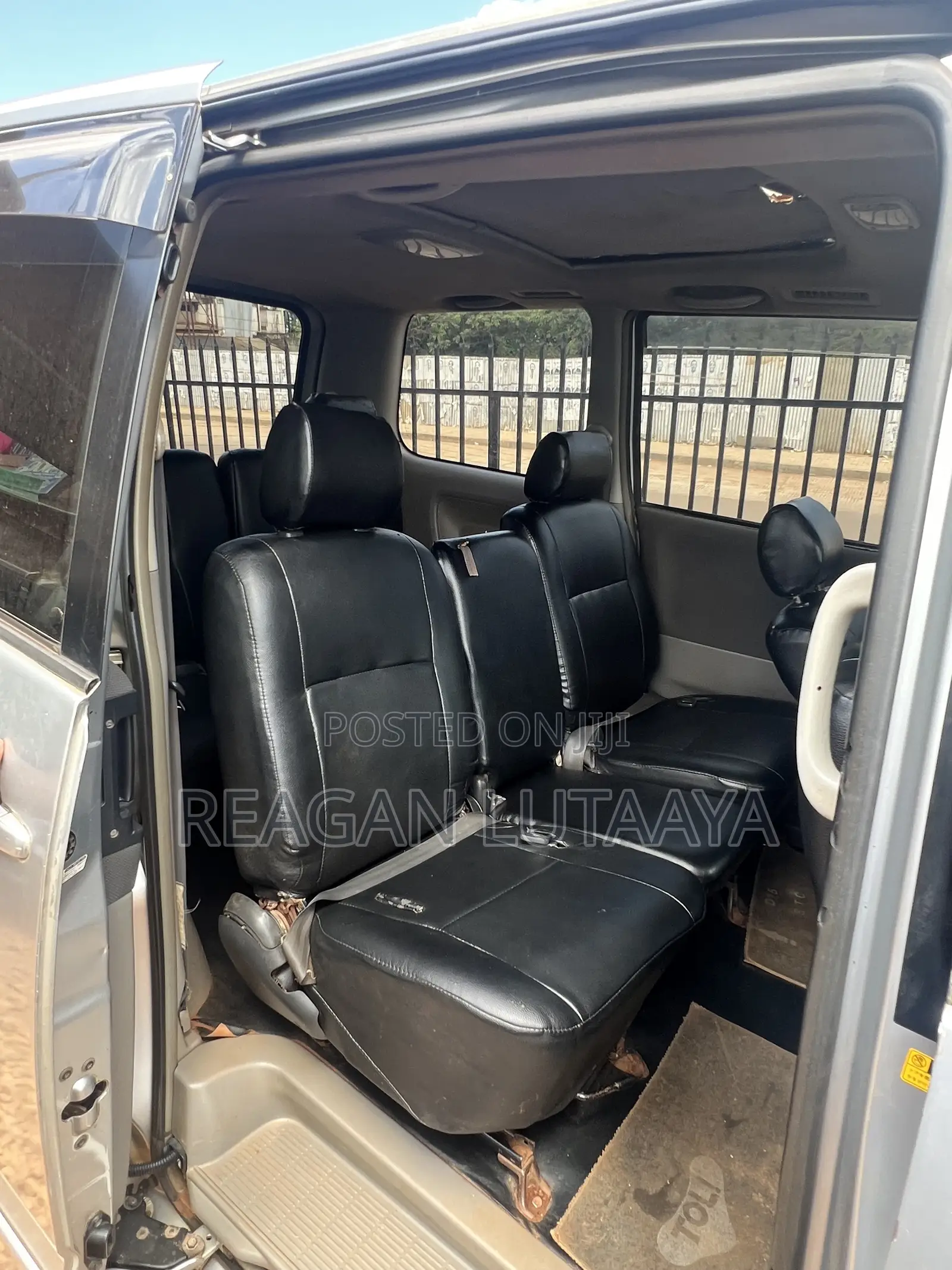 Toyota Noah 2.0 143hp FWD (7 Seater) 2008 Silver