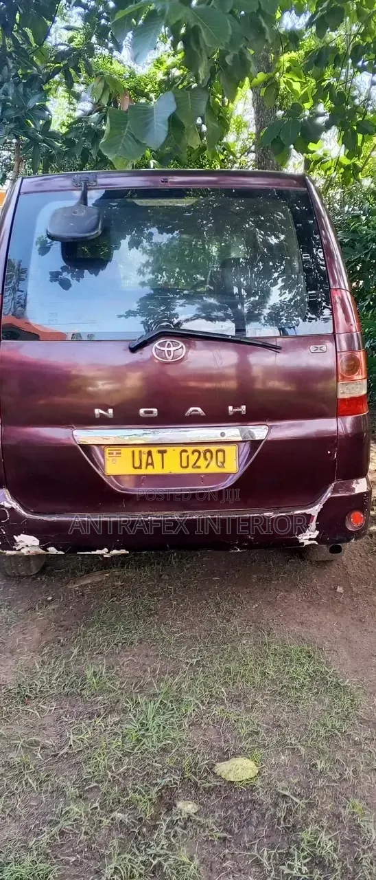 Toyota Noah 2.0 143hp AWD (8 Seater) 2009 Maroon
