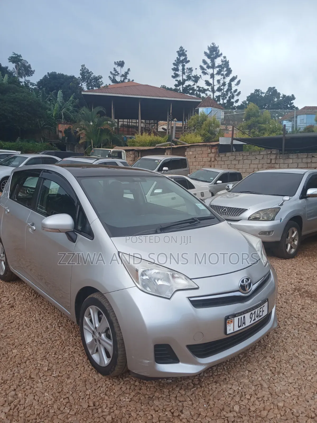 Toyota Ractis 1.3 FWD 2013 Silver