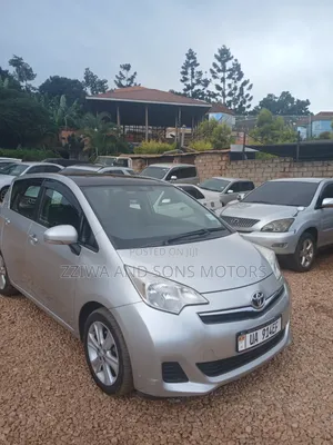Toyota Ractis 1.3 FWD 2013 Silver