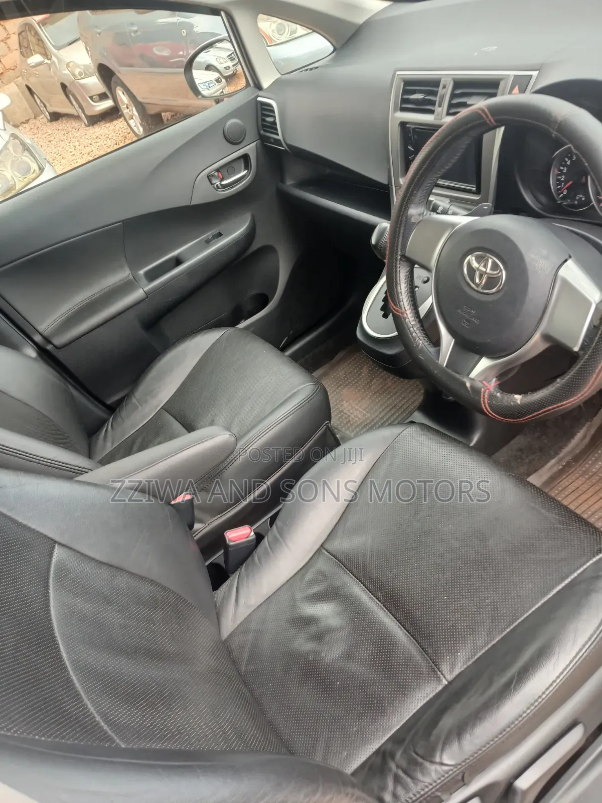 Toyota Ractis 1.3 FWD 2013 Silver