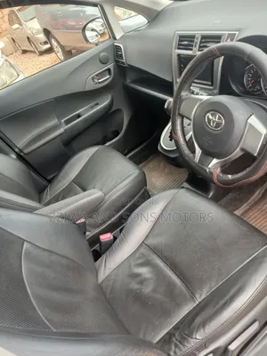 Toyota Ractis 1.3 FWD 2013 Silver