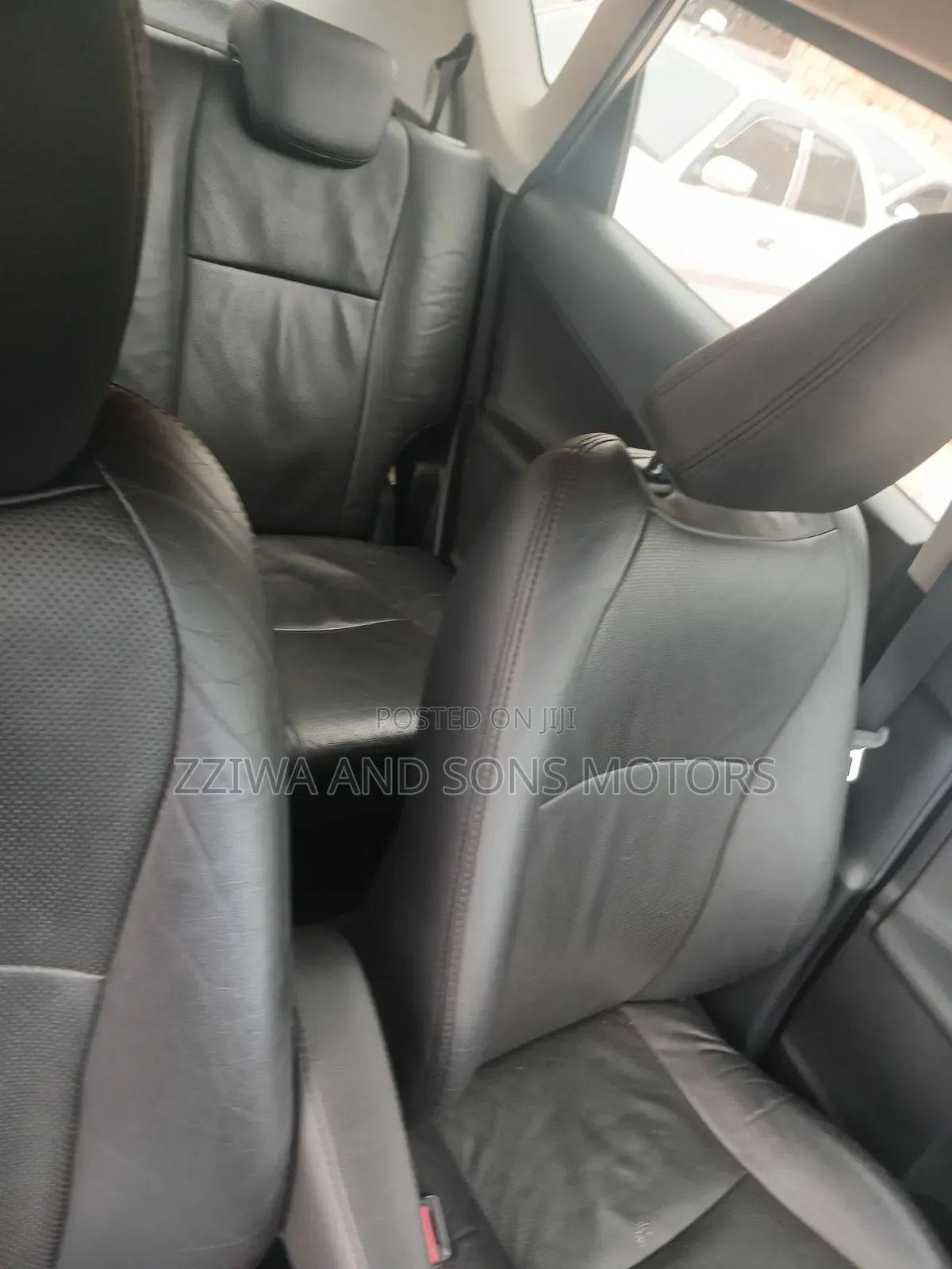 Toyota Ractis 1.3 FWD 2013 Silver