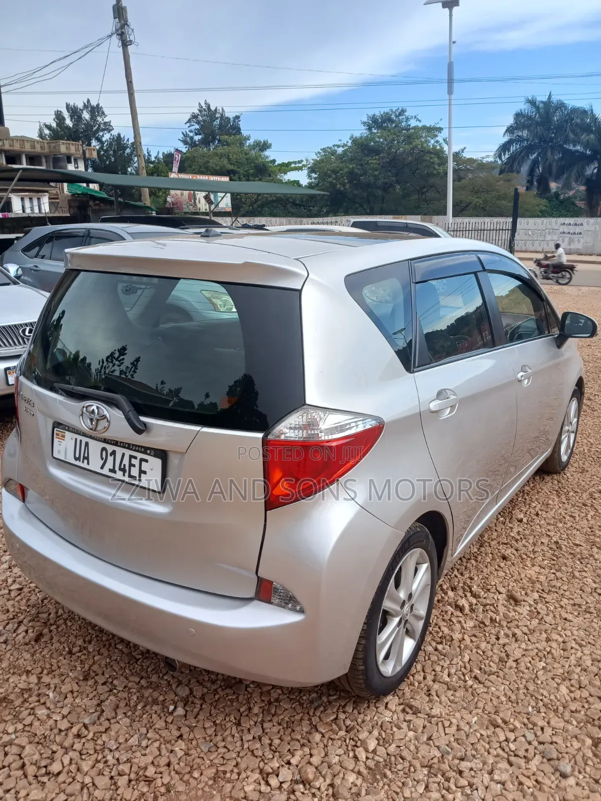 Toyota Ractis 1.3 FWD 2013 Silver