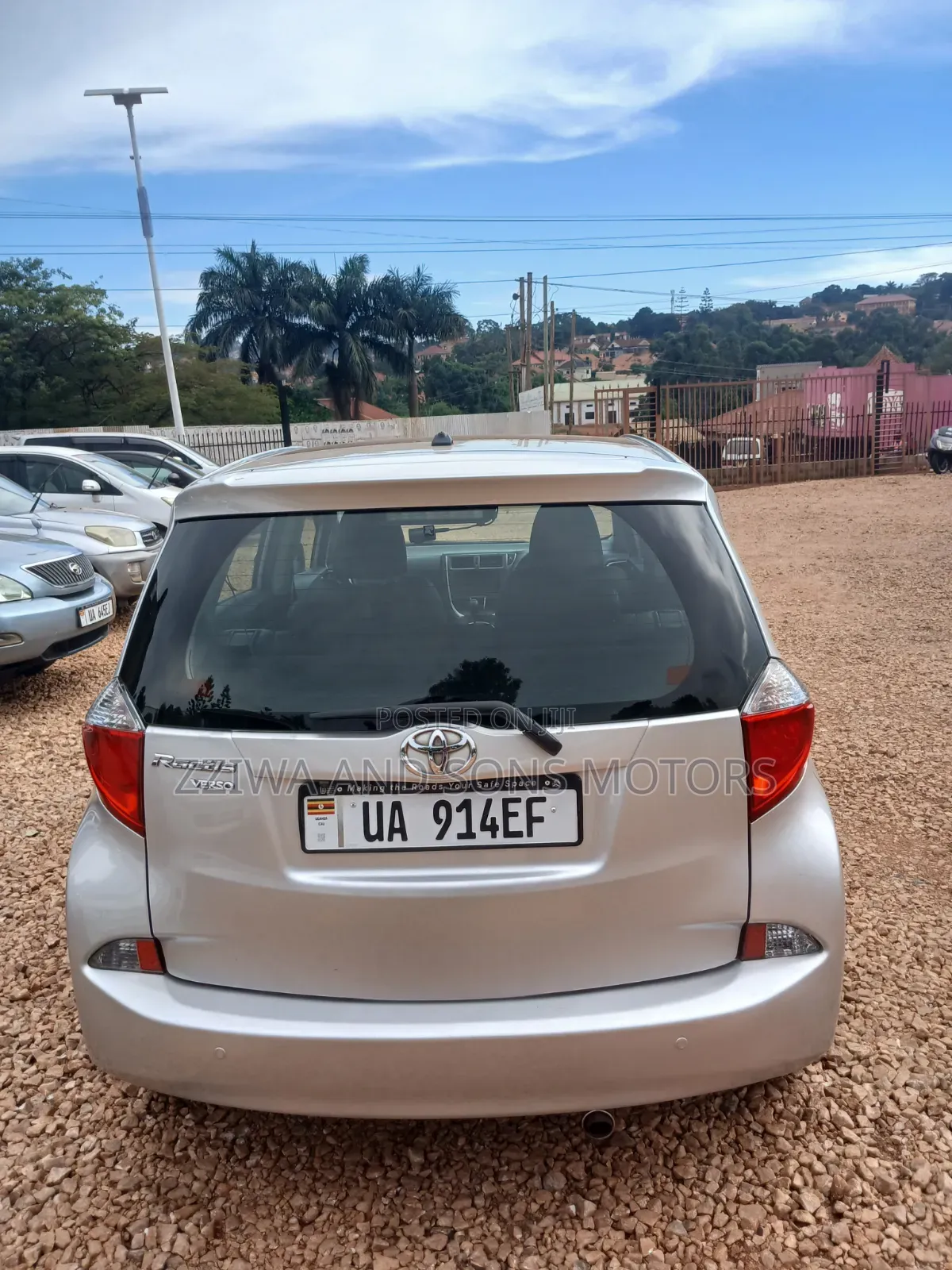 Toyota Ractis 1.3 FWD 2013 Silver