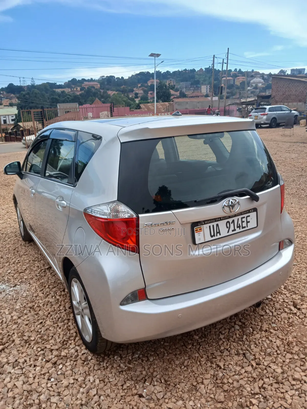 Toyota Ractis 1.3 FWD 2013 Silver