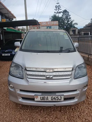 Toyota Noah 2.0 143hp AWD (8 Seater) 2007 Silver