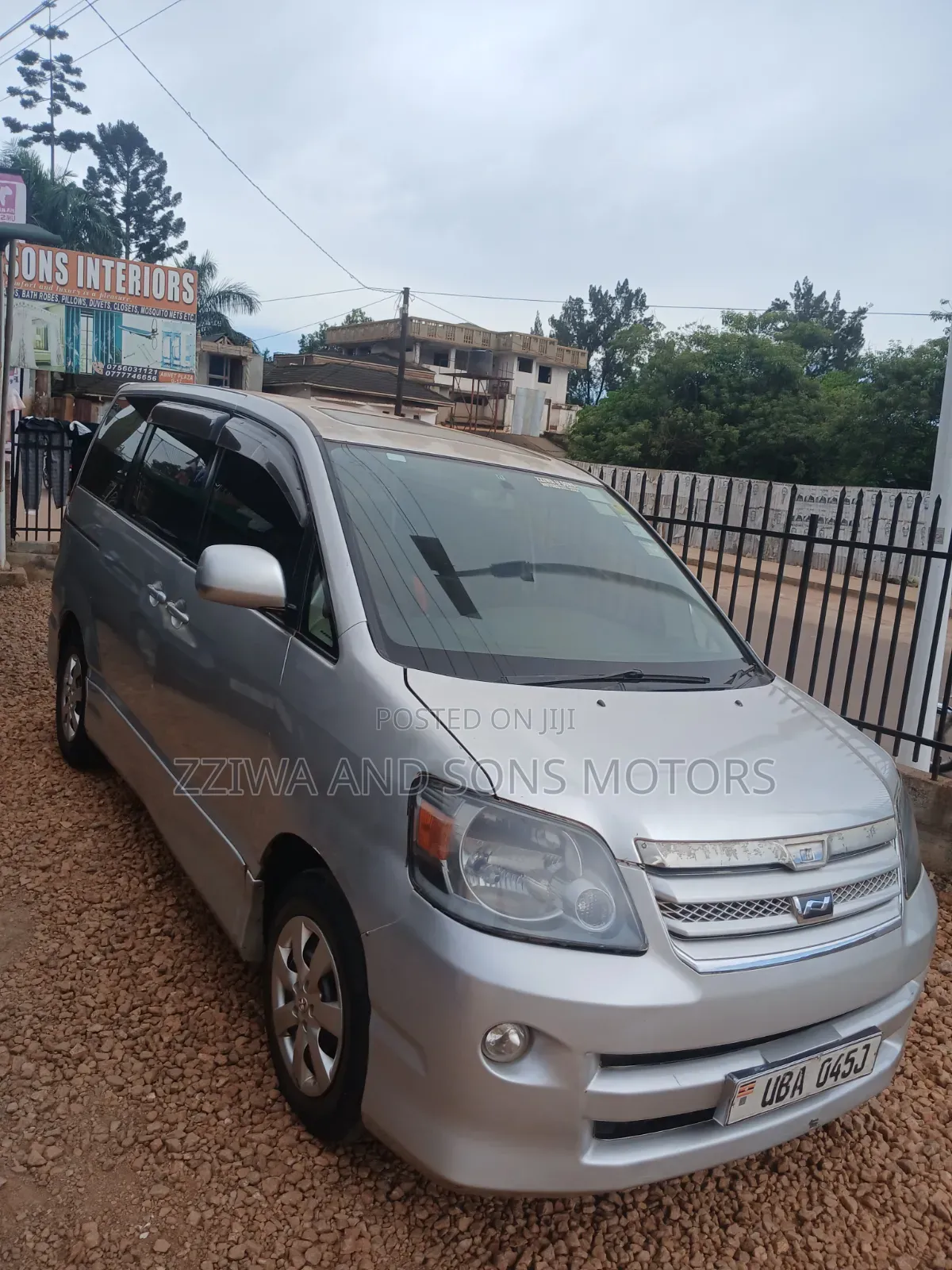 Toyota Noah 2.0 143hp AWD (8 Seater) 2007 Silver